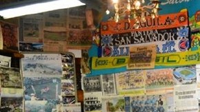 Noé Rubio muestra la colección deportiva que tiene en su casa.