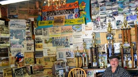 Noé Rubio muestra la colección deportiva que tiene en su casa.