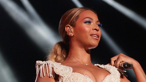 La cantante, además de mostrar su belleza, acompaña sus fotografías con poemas escritos por ella.