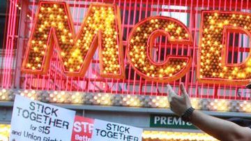 Los manifestantes en Nueva York reclaman un salario mnimo de $15 la hora.