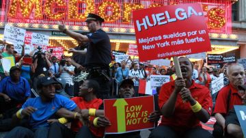 Los manifestantes en Nueva York reclaman un salario mnimo de $15 la hora.