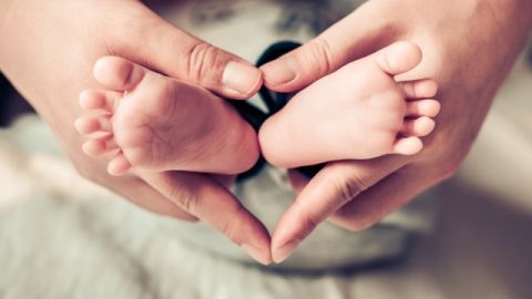 La  piel del bebé prematuro es  delicada y seca, esto quiere decir que necesita de un cuidado especial, tanto en el hospital como en la casa.