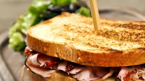 El Club Sándwich tuvo su primera aparición en Saratoga Club-House, en Saratoga Springs, Nueva York.