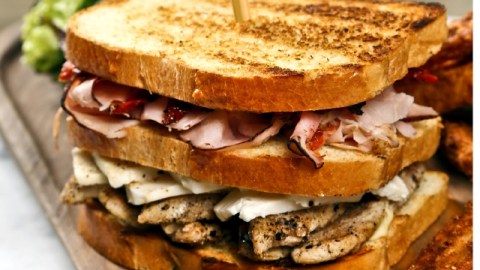 El Club Sándwich tuvo su primera aparición en Saratoga Club-House, en Saratoga Springs, Nueva York.