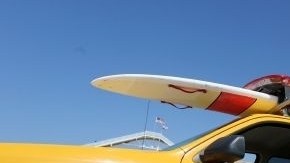 Salvavidas mirando por unos prismáticos (J. Emilio Flores/ La Opinión).