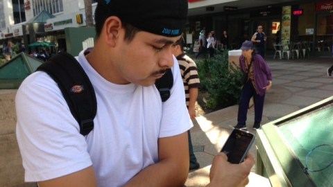 Antonio Mendoza revisa su nuevo celular. El lunes perdió uno en un baño público y quien lo encontró no le llamó para entregárselo.