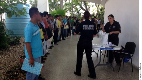 El suboficial de la Policía Federal, Hugo Peñaflores, dijo que requieren jóvenes entre 18 y 37 años de edad; no tener tatuajes ni perforaciones.