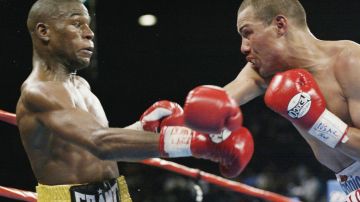 Floyd Mayweather es conectado por José Luis Castillo en una pelea de 2002 que pudo haberle quitado su etiqueta de invencible al púgil estadounidense.