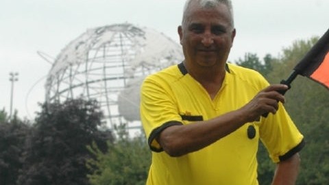 Édgar Lamprea haciendo de juez de línea o asistente del árbitro central.