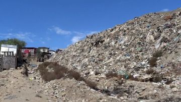 El basurero Norbac está al lado de casas en Tijuana.