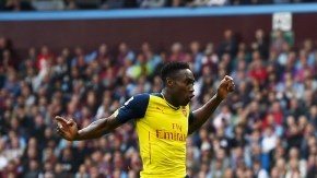 Danny Welbeck (izq.) anota con golpe de cabeza, ante el Aston Villa, tras recibir un servicio de Mesut Ozil, ayer en el estadio  Villa Park en Birmingham.