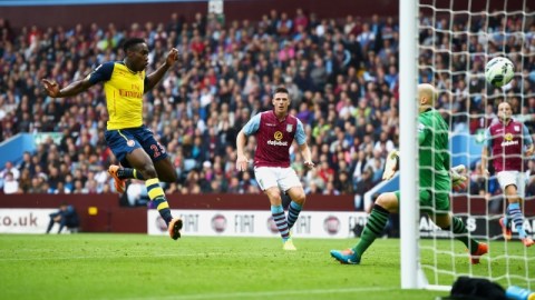 Danny Welbeck (izq.) anota con golpe de cabeza, ante el Aston Villa, tras recibir un servicio de Mesut Ozil, ayer en el estadio Villa Park en Birmingham.
