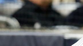 Derek Jeter se prepara para tomar su turno al bat contra los Orioles de Baltimore.