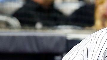 Derek Jeter se prepara para tomar su turno al bat contra los Orioles de Baltimore.