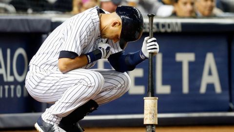 Derek Jeter se prepara para tomar su turno al bat contra los Orioles de Baltimore.