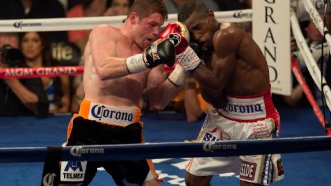 Saúl Álvarez en acción contra Erislandy Lara.