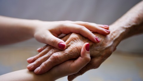 Un paciente con Alzheimer debe ser tratado con amor y consideración.