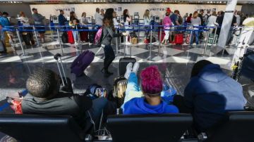 Miles de personas aún enfrentan problemas por las cancelaciones de vuelos en los aeropuertos de Chicago.