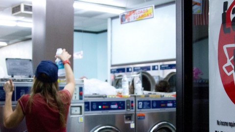 Una mujer lava su ropa en el Laundry Love en Huntington Beach, California.