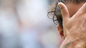 El argentino Daniel Pablo Osvaldo lamenta la derrota del Inter ayer en su estadio por paliza de 4-1 ante Cagiliari.