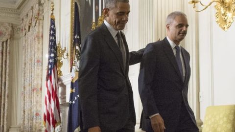 Obama anunció la dimisión de Holder, el primer afroamericano en el cargo y uno de sus colaboradores más cercanos, a quien agradeció su "profunda fidelidad al país" durante sus casi seis años en el cargo.