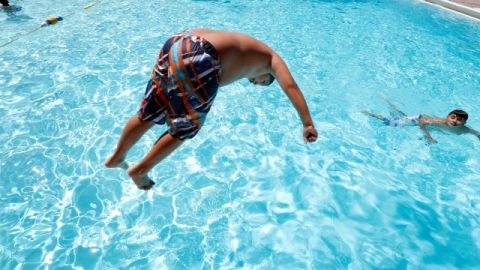 Muchos optarán por la alberca para refrescarse de las altas temperaturas.