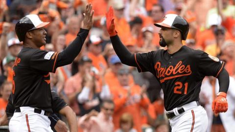 Los peloteros Nick Markakis y Jonathan Schoop festejan durante el partido ante Detroit.