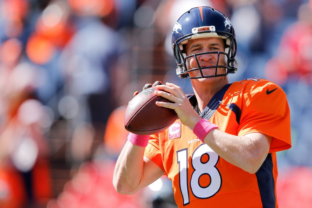 Manning calienta previo al partido frente a los Cardenales de Arizona.