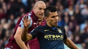 Brad Guzan (der,)  portero del Aston Villa, le gana el mano a mano  a  Sergio Agüero (izq.)  en un trámite del partido disputado ayer  en el Villa Park de Birmingham.