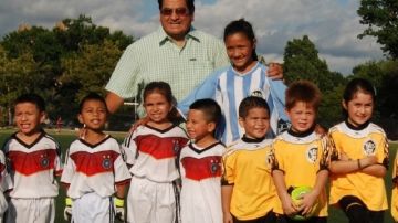 Luis Montoya junto a varios niños del programa "Aprende Fútbol y Diviértete".