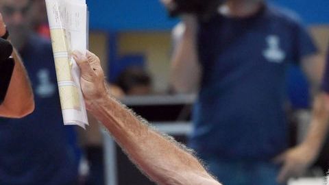 Karch Kiraly, considerado el mejor jugador de voleibol de la historia de Estados Unidos, celebra ahora como entrenador.