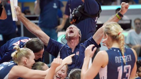 Karch Kiraly, considerado el mejor jugador de voleibol de la historia de Estados Unidos, celebra ahora como entrenador.