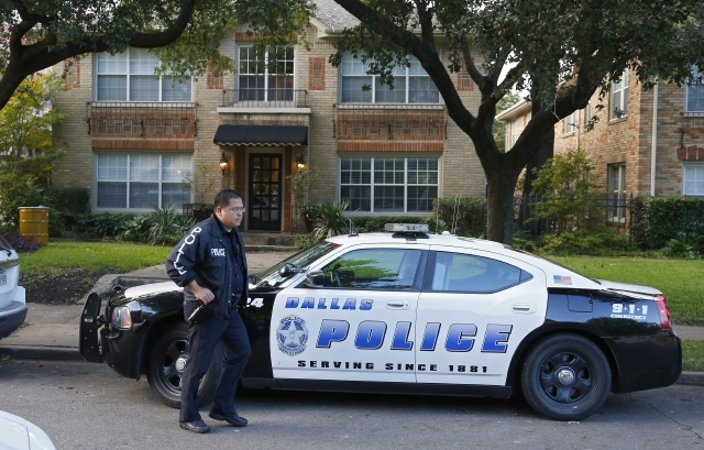La policía de Dallas monta guardia afuera  de la vivienda de  trabajador de la salud que  dio positivo al ébola.