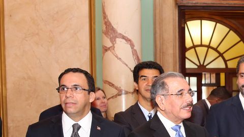 Cuomo estuvo acompañado del senador estatal Adriano Espaillat, el asambleísta Guillermo Linares y el concejal Ydanis Rodríguez.