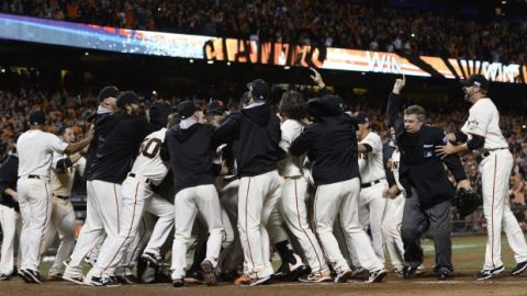Los jugadores de los Gigantes celebran su pase a la Serie Mundial, al ganar 4-1 la serie de campeonatao de la Liga Nacional a los Cardenales, en el AT&T Park de San Francisco.
