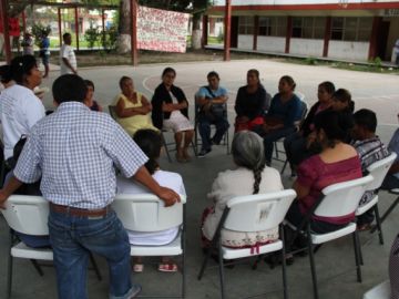 Los padres de estudiantes desaparecidos en Iguala mantienen reuniones para tratar de localizar a sus hijos.