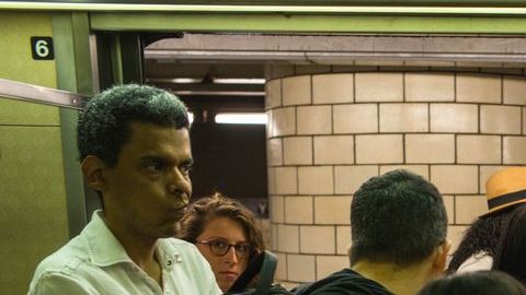 Usuarios del metro han expresado temor de que un enfermo use el mismo vagón en el subway.