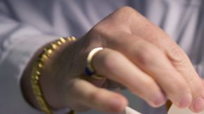 Comprobación de un paquete de una vacuna experimental contra el ébola llamada VSE-EBOV en Ginebra, Suiza.