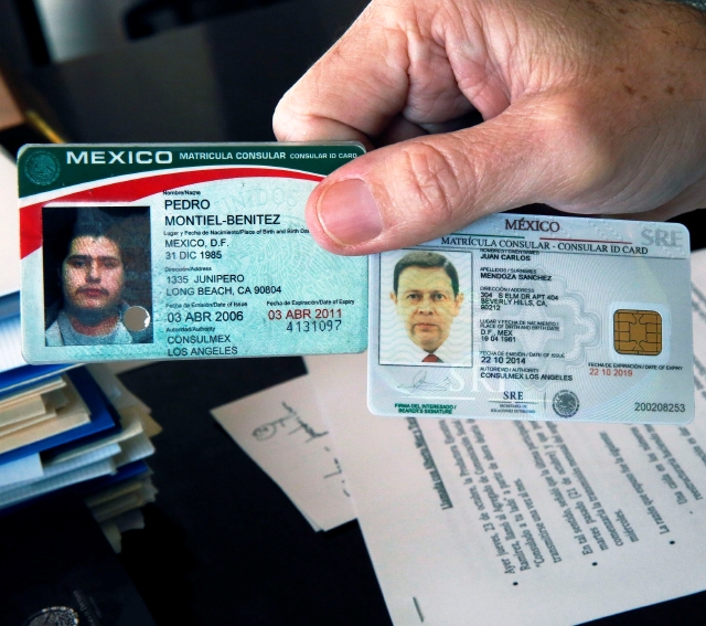 Consulado de México entrega nuevas matrículas consulares La Opinión