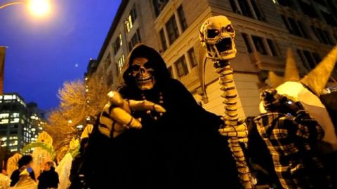 En el Vilage el Halloween se celebra a lo grande con desfile, música y concursos de disfraces.
