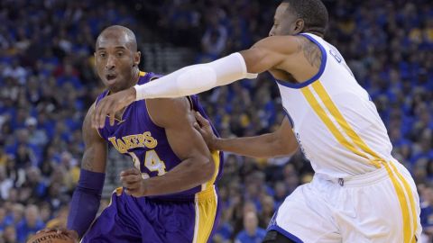 Tremenda jugada de poder de Kobe.