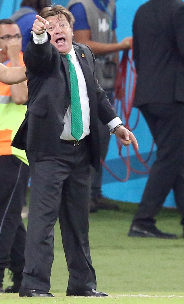 Miguel Herrera, director técnico del Tri, en plena acción durante  uno de los partidos de la   reciente Copa Mundial  2014, que se realizó  en Brasil.