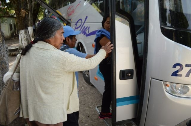 Familiares de estudiantes desaparecidos en Guerrero abordan autobuses para ir a Ciudad de México tras la detención del exalcalde de la ciudad de Iguala.