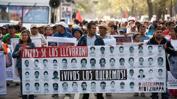 Familiares de los estudiantes desaparecidos y activistas marchan en Ciudad de México  /Getty