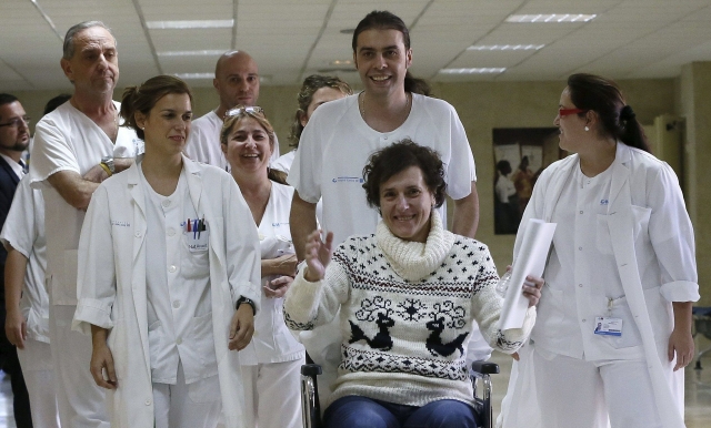 La auxiliar de enfermería Teresa Romero junto al equipo médico del hospital madrileño Carlos III .