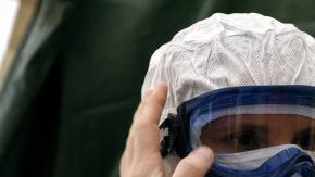 Trabajadores sanitarios de la Federación Internacional de la Cruz Roja (FICR) y de la ONG Médicos sin Fronteras realizan un entrenamiento práctico para tratar casos de ébola.