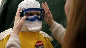 Trabajadores sanitarios de la Federación Internacional de la Cruz Roja (FICR) y de la ONG Médicos sin Fronteras realizan un entrenamiento práctico para tratar casos de ébola.