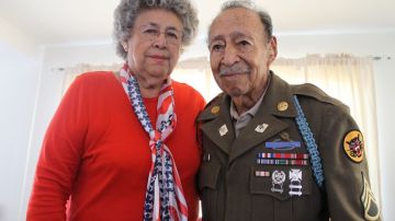 El veterano Tony Méndez, de 92 años, celebra su día al lado de su esposa.