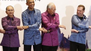 El presidente  Obama (2i), posa junto a los mandatarios de  Birmania, Malasia y Rusia,  en la cumbre del ASEAN.