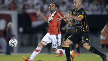 Gabriel Mercado (izq.)  se exige a fondo en la lucha por la pelota con Iván Furios en un trámite del partido disputado por River y Olimpo en el Estadio Monumental.